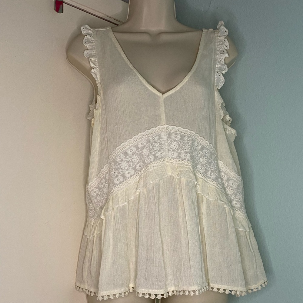 White linen Aeropostale tank with lace detail
